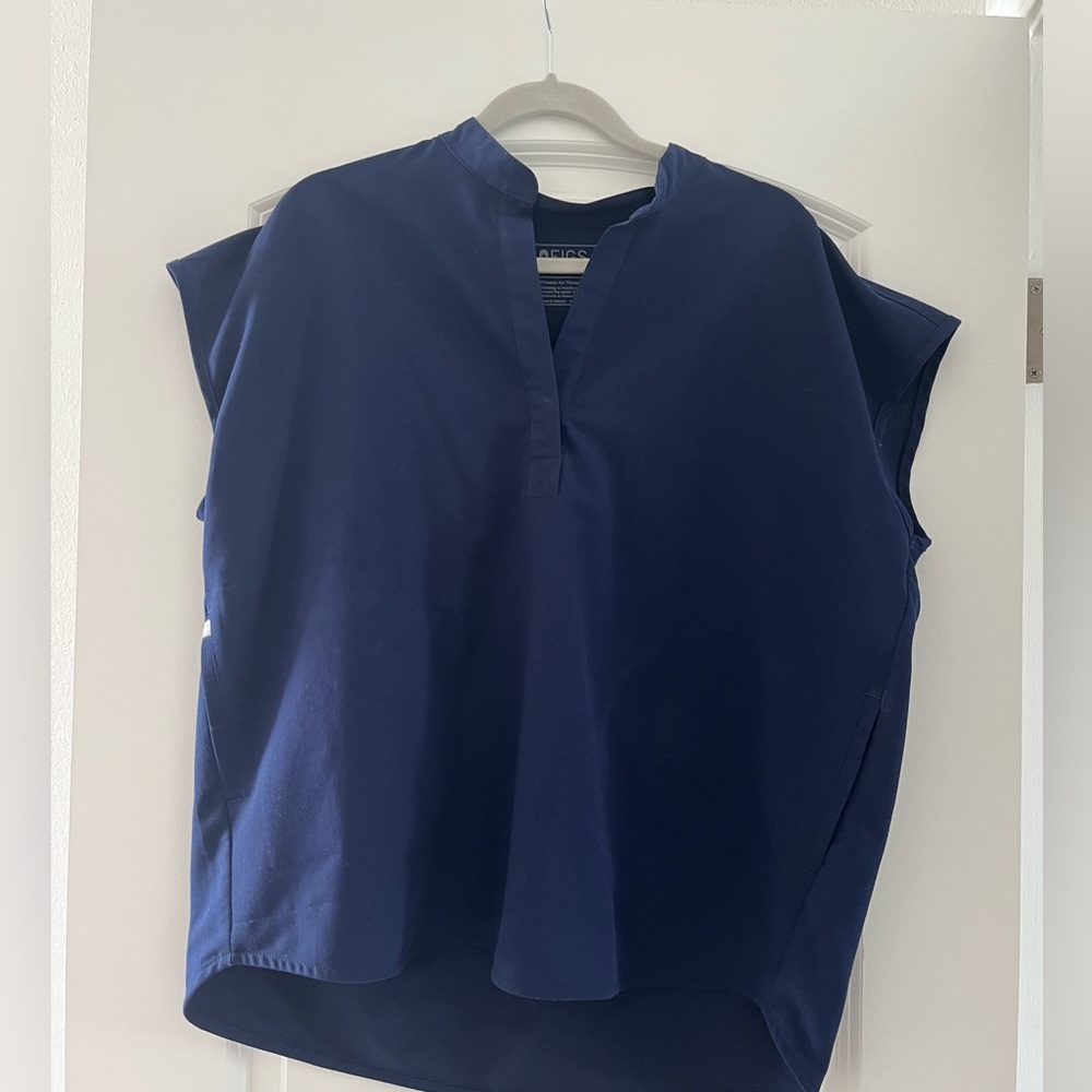 Figs Brand oversized scrub top, size women’s Large - Raphael style. NWOT